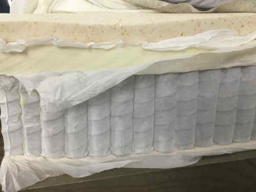 Matelas à ressort avec couche épaisse en mousse