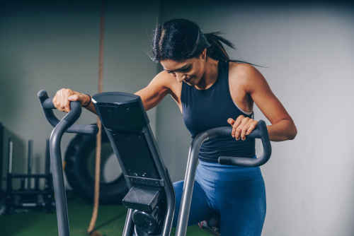 Jeune femme qui finit une séance de fitness