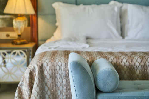 Chambre à coucher luxueuse avec un lit à ressorts