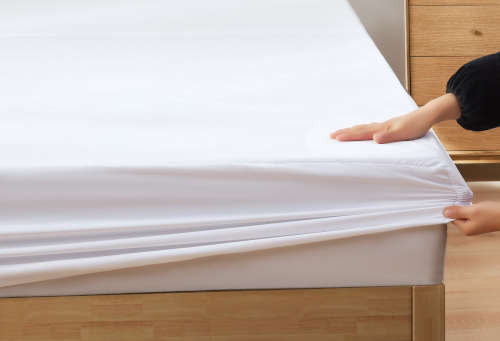 Matelas avec surmatelas et draps respirants