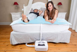 Surmatelas rafraîchissant électrique Climsom avec température réglable, permettant un contrôle précis du refroidissement et du chauffage pour un confort personnalisé.