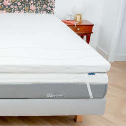 Surmatelas Bdreams en mousse haute densité, offrant un soutien ferme et uniforme pour compenser l’affaissement d’un matelas vieillissant.