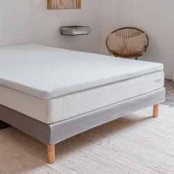 Surmatelas Hypnia Premium de 7 cm avec deux faces de confort, mousse mémoire de forme et mousse en gel naturel à base d’huile de ricin. Housse en Tencel® lavable et base anti-dérapante.